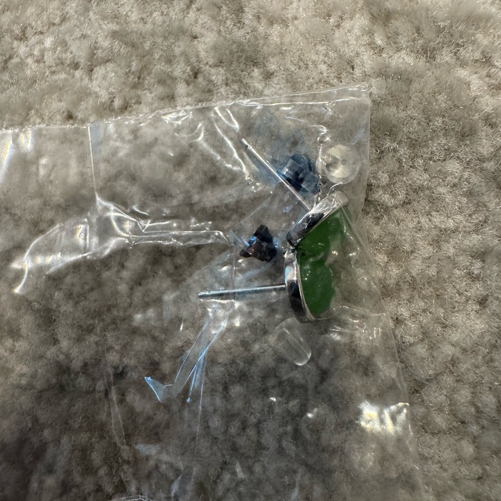 Green jade Stud Earrings - Picture 3 of 3